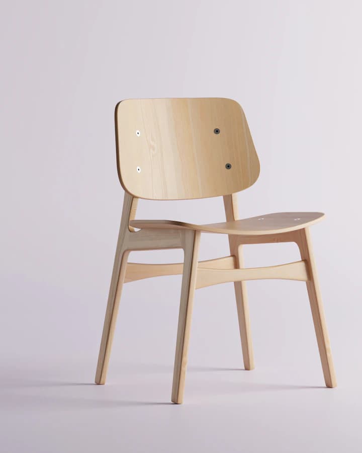 Chaise en chêne clair au dossier cintré, sur fond uni