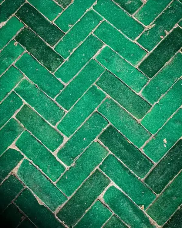 Carreaux de zellige vert émeraude posés en chevrons